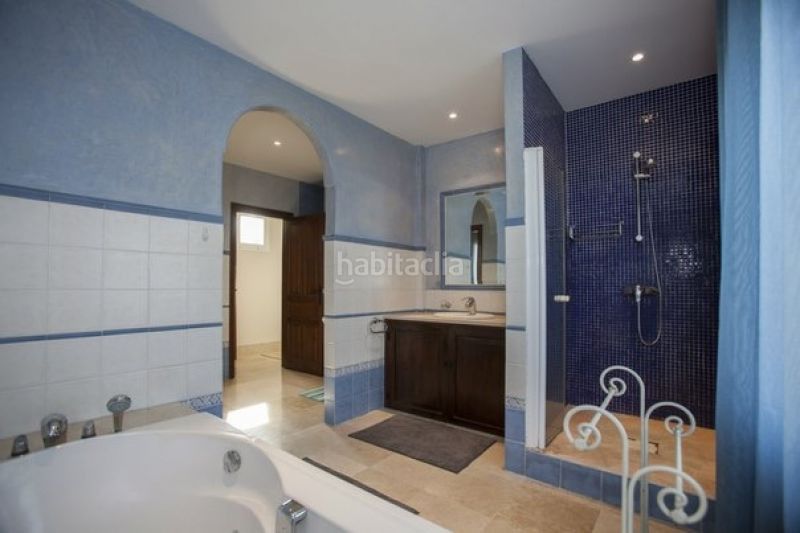 Foto a49f2839-90fe-4af4-a0f9-624b1e63e8d1. Casa amb aparcament piscina a Casco Antiguo Marbella