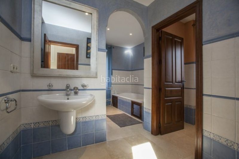 Foto e3b306e3-7a5b-42f7-b5a0-c8fca64b4a7a. Casa amb aparcament piscina a Casco Antiguo Marbella