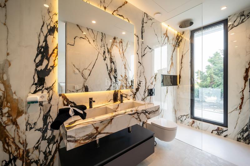 Foto 2518eade-19c0-4e7e-9e30-3116e4d93f8f. Casa amb aparcament piscina a Centro Estepona