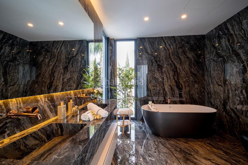 Foto 7d6e13a4-6e9b-4520-8339-8de00c6b23b2. Casa amb aparcament piscina a Centro Estepona