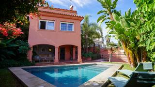 Casa a Nueva Andalucía centro. Villa de 4 dormitorios en nueva andalucía  ubicación premium y v