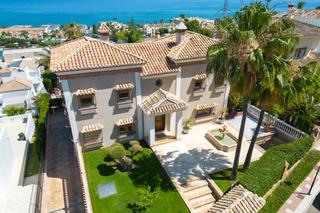 Maison à Mijas pueblo. Villa de lujo con 5 dormitorios, vistas al mar, piscina interior