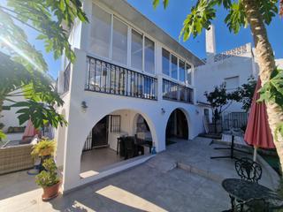 Casa en Centro. Casa de 3 dormitorios en estepona con terraza en la azotea y pis