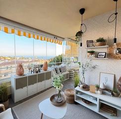 Apartament a Mijas pueblo. Hogar renovado y luminoso con impresionantes vistas al mar en ri