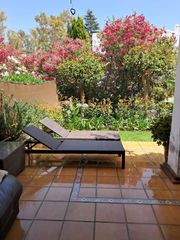 Miete Erdgeschoss in Nueva Andalucía centro. Encantador apartamento de 2 dormitorios con jardín privado