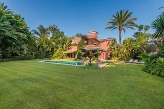 Casa a Puente Romano. Villa en venta en marbella golden mile, marbella