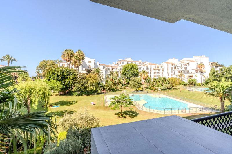 Foto 014af14f-6186-48c6-ae3e-c14eec510977. Apartament amb calefacció aparcament piscina a Puerto Banús Marbella