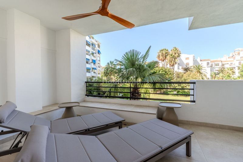 Foto 4c1bb7b3-3f2a-4f3b-8352-8a57bc649275. Apartament amb calefacció aparcament piscina a Puerto Banús Marbella