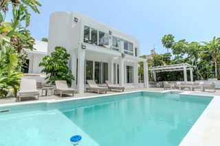 Lloguer Casa a Nueva Andalucía centro. Donde el diseño moderno encuentra una vida mediterránea sin esfu