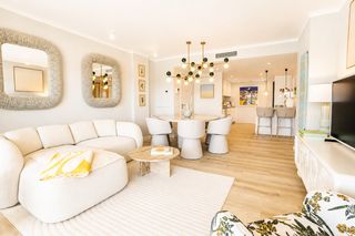 Apartamento en Nueva Andalucía centro. Elegante apartamento de tres dormitorios  refined living con pis