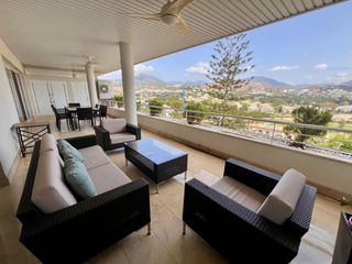 Location Appartement à Nueva Andalucía centro. Apartamento de lujo de tres dormitorios con vistas panorámicas
