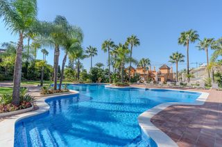 Casa adossada a Atalaya hill-club 1. Elegante adosada en el paraíso, nueva milla de oro.