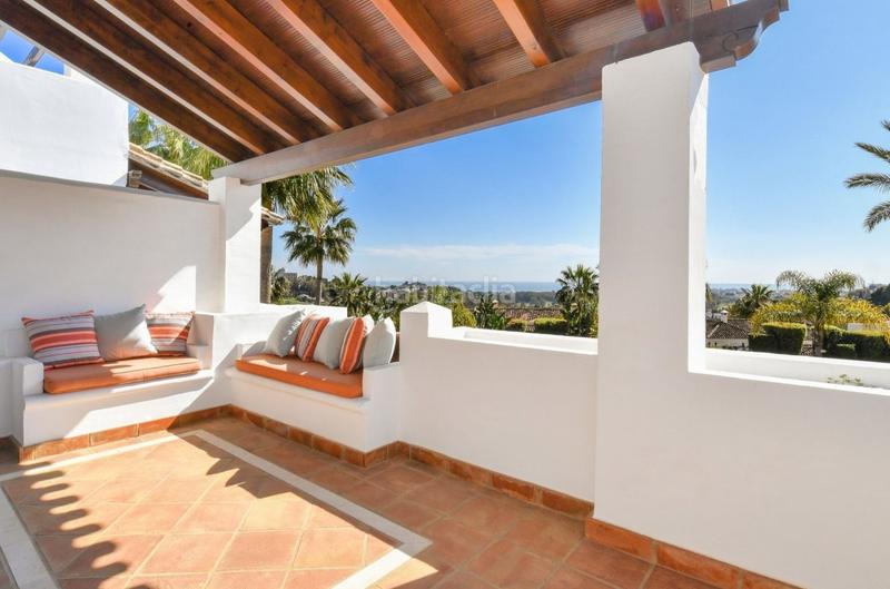 Foto 4799f37b-53e9-4a27-8899-b60ba7cb9f9a. Casa adossada amb calefacció aparcament piscina a Benahavís