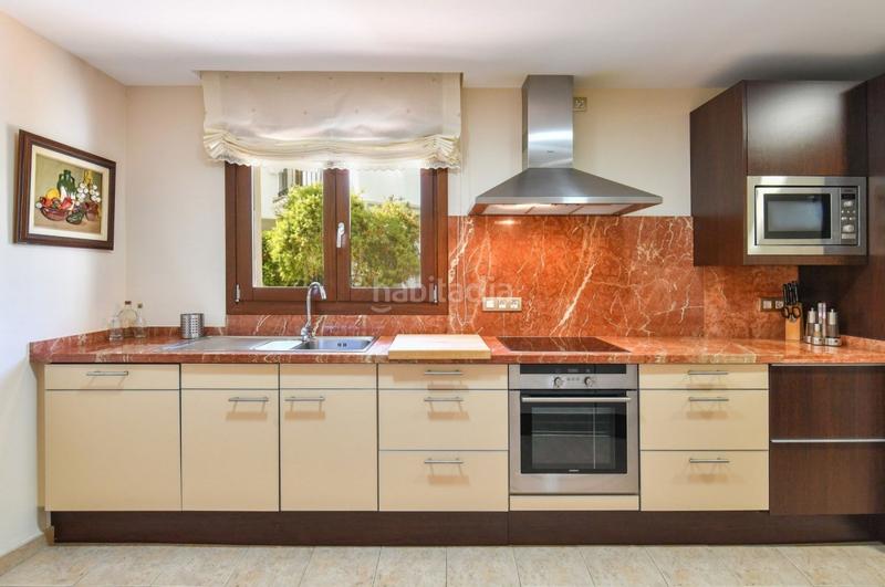 Foto f567699f-f96a-4909-9fda-0160ecffd15c. Casa adossada amb calefacció aparcament piscina a Benahavís