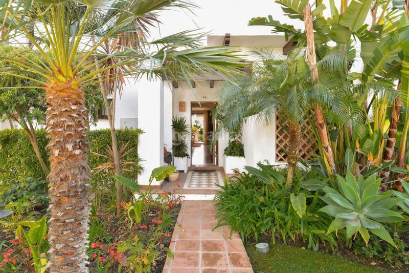 Foto fbba8c1f-3b23-4d10-a72d-65e9c9ab0507. Casa adossada amb calefacció aparcament piscina a Benahavís