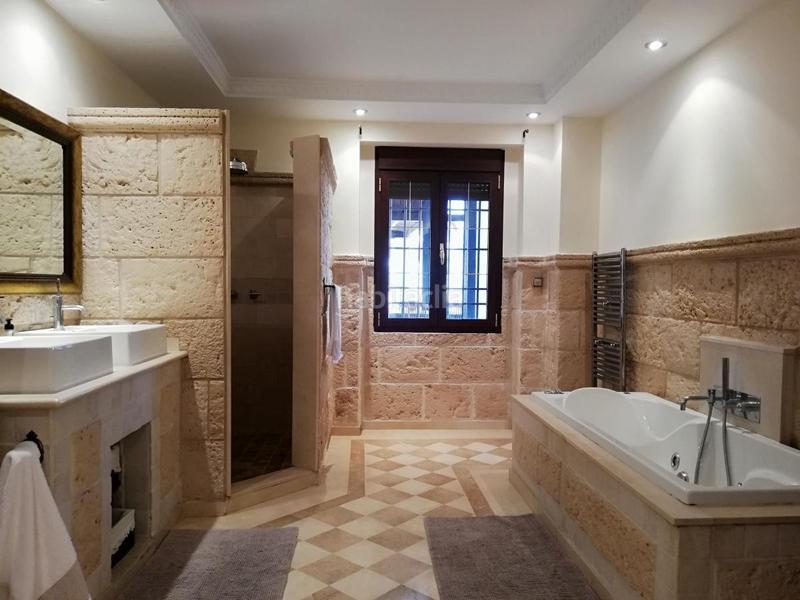 Foto a9b395b0-eec7-46aa-92d8-025a7ad9cdd6. Casa villa en venta en benalmadena en Centro Benalmádena