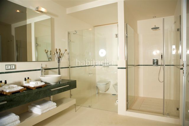 Foto f2be7f66-e16d-4e84-a0f0-c45d8f2fb2c9. Casa adossada amb aparcament piscina a Casco Antiguo Marbella