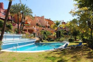 Casa adossada a Nueva Andalucía centro. Adosado en venta en nueva andalucia, marbella