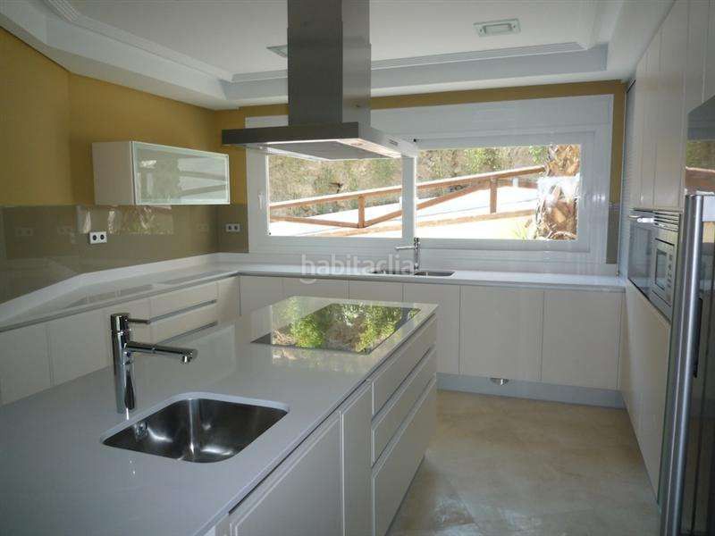 Foto b7ecb43d-91f3-4392-861b-74e7f346d89f. Casa amb aparcament piscina a Casco Antiguo Marbella