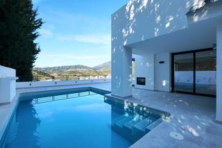 Casa a Los Naranjos. Villa única y impresionante totalmente renovada en la ubicación