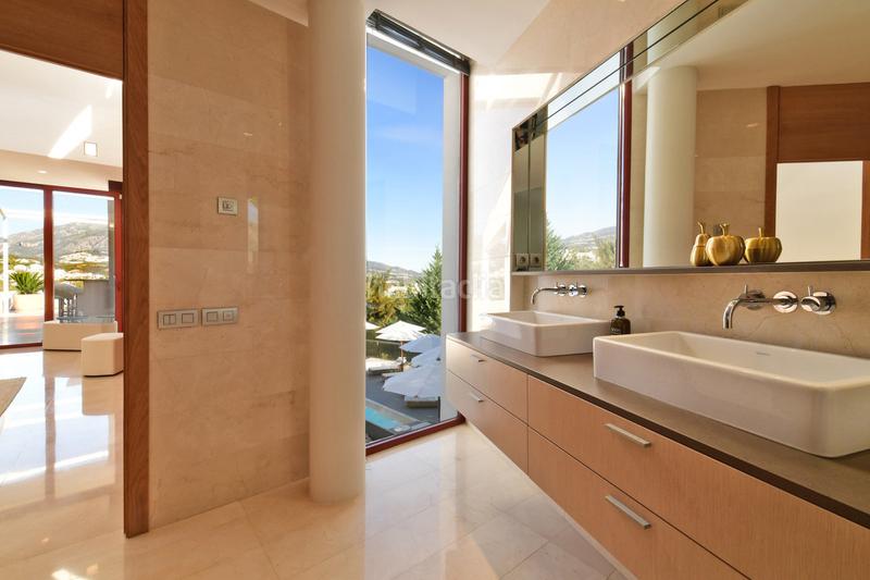 Foto 318f456d-d1b7-40dc-aedc-bafd6383b41d. Casa con parcheggio piscina in Nueva Andalucía centro Marbella