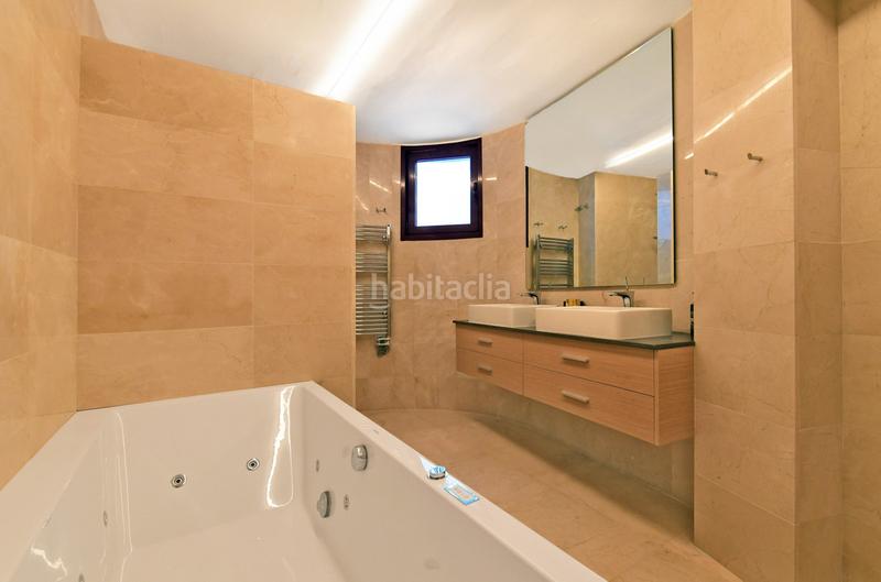 Foto 38ba670f-7c0a-47a4-bbe5-8cc7b74d5ff1. Casa con parcheggio piscina in Nueva Andalucía centro Marbella