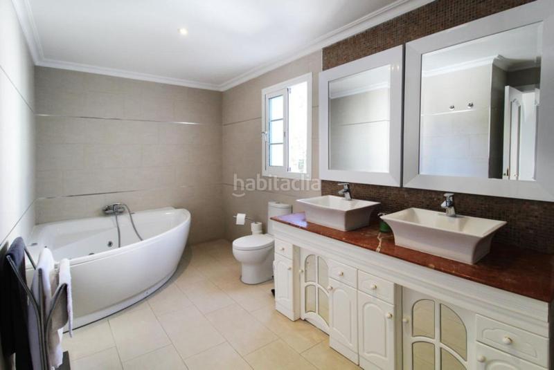 Foto b6b4b633-e98b-4e7b-bf48-e46855b0b8e6. Maison avec parking piscine dans Nueva Andalucía centro Marbella