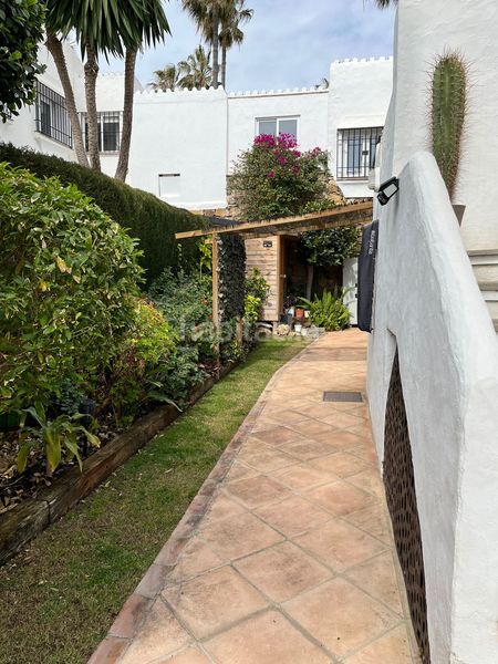 Foto 9c4ca129-56a4-4870-bdf6-751dc5c86b10. Casa amb piscina a Casco Antiguo Marbella