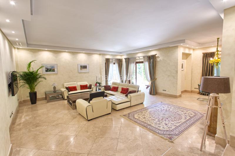 Foto dbdbd4bd-6ebd-40ac-8f08-0958b3b83d72. Casa villa , en Playa Bajadilla - Puertos Marbella