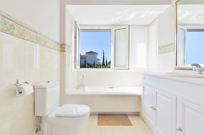 Foto 14cb129e-1c72-4c7c-acbb-ee3f036544d8. Maison avec parking piscine dans Nueva Andalucía centro Marbella