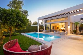 Maison à Nueva Atalaya. Villa en venta en arboleda, estepona