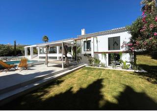 Casa a Elviria. Villa en venta en marbella este, marbella