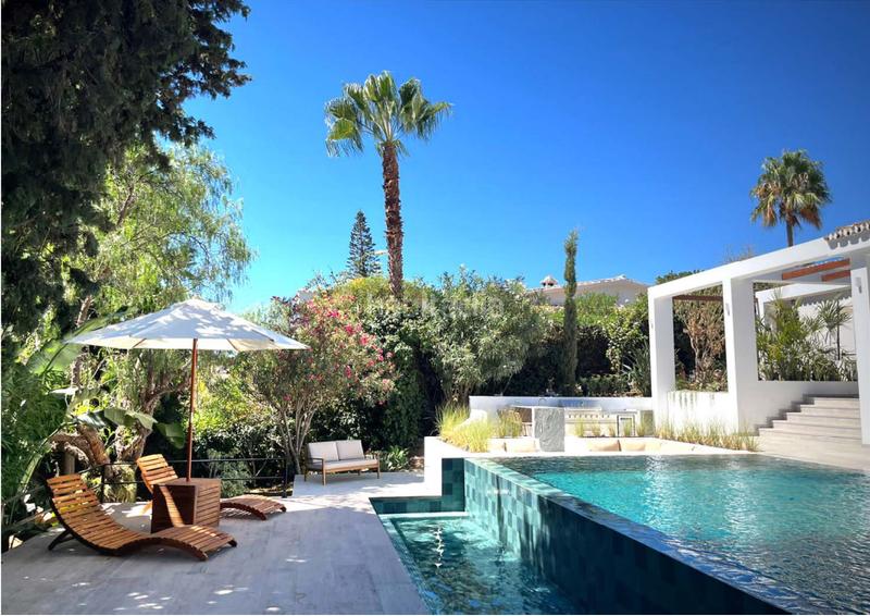 Foto ef9228b0-1e1a-4f7f-bfd0-c3c5d09defed. Casa villa en venta este, en Elviria Marbella