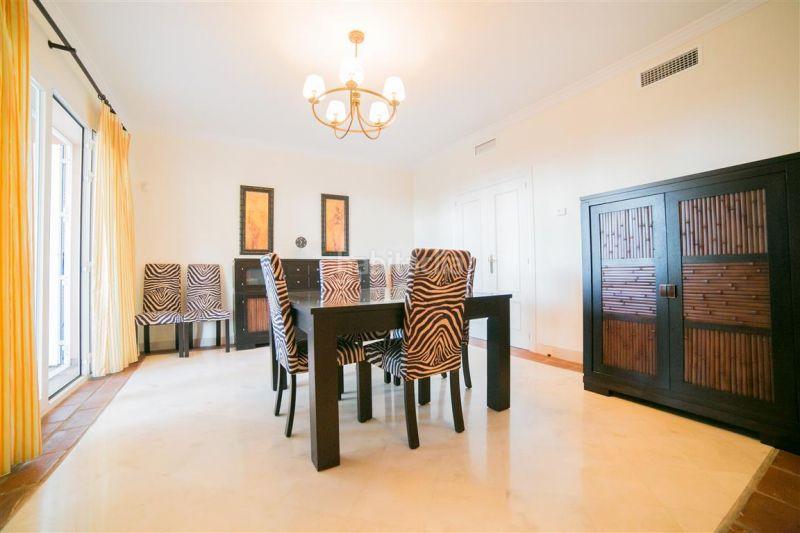 Foto 404a7423-59b4-44e3-9dc8-e65db320917b. Casa adossada amb aparcament piscina a Centro Estepona