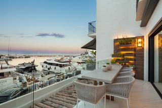 Appartement à Puerto Banús. Un elegante apartamento contemporáneo situado dentro del famoso