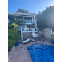 Casa a Nueva Andalucía centro. Lujosa casa de 4 dormitorios con piscina infinita y vistas impre