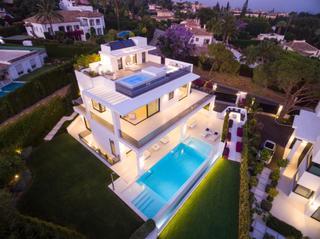 Casa a Puente Romano. Impresionante villa de lujo moderna en nagueles, marbella con vi