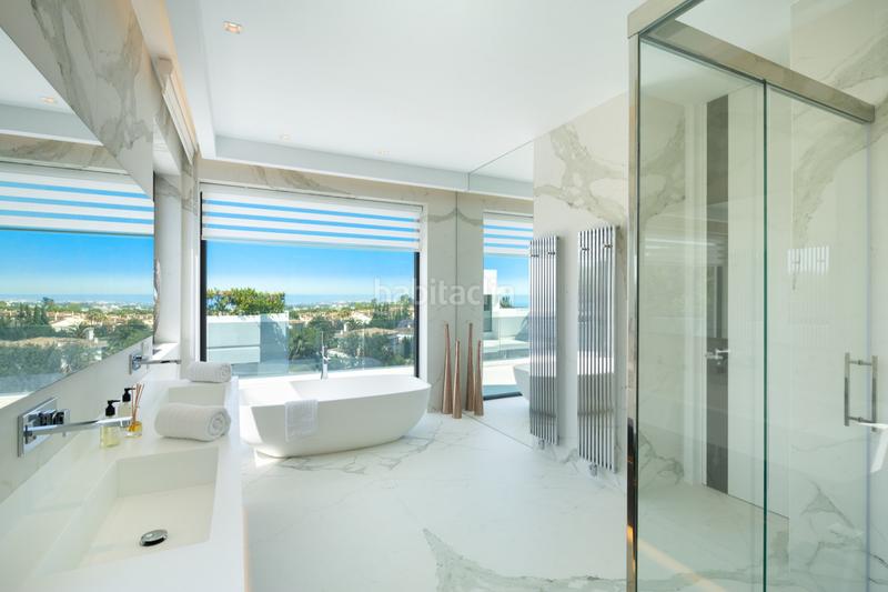 Foto 5fbdb1a9-9564-425d-948a-d333e4dad457. Casa impresionante villa de lujo moderna en nagueles, con vistas panorámicas al mar y a la montaña. en Marbella