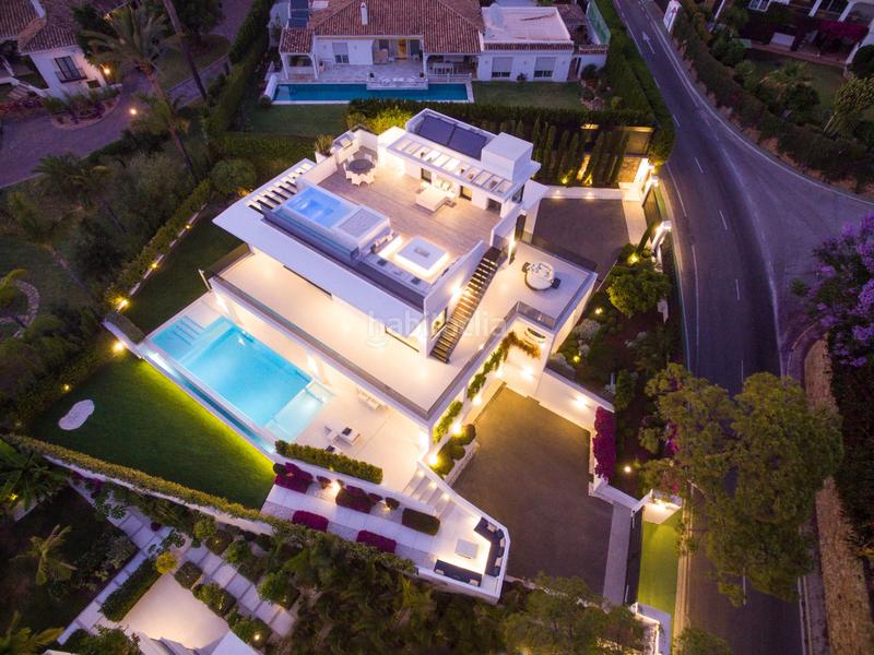 Foto 9135c9e0-eec4-4e0d-a908-efff7bb037a3. Casa impresionante villa de lujo moderna en nagueles, con vistas panorámicas al mar y a la montaña. en Marbella