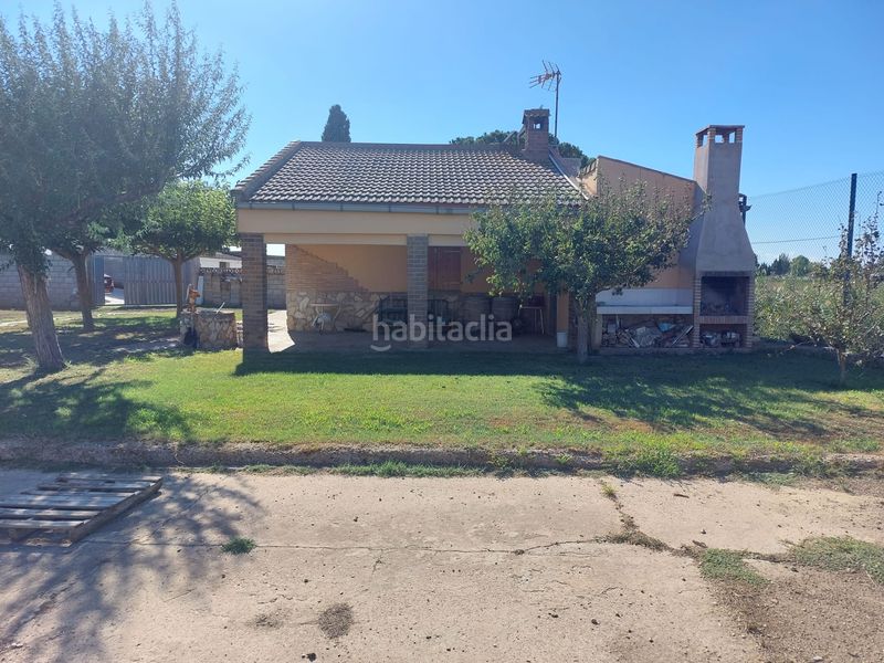 Foto d59b6577-a678-4735-87f2-58e594cc6943. Masia amb xemeneia aparcament piscina a Alfajarín