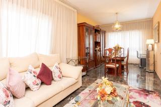 Maison à Calle gloria fuertes 9. En venta  casa esquinera toda exterior en los álamos  motril