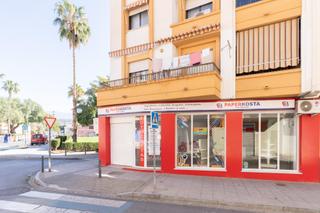 Location Local commercial à Calle jorge guillen 1. Descubre esta oportunidad única en la zona de los telares!