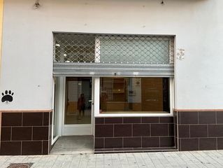 Miete Geschäftsraum in Motril  ciudad. Local comercial en zona de barrio luminoso y con doble escaparat