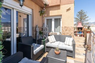 Pis  Avenida avenida nuestra señora de la cabeza, edf miami. Luminoso atico en el puerto de motril con un gusto exquisito !!!