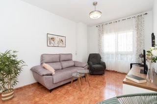 Etagenwohnung  Calle calle nuestra señora del mar. Vive o invierte en el puerto de motril  piso seminuevo y amuebla
