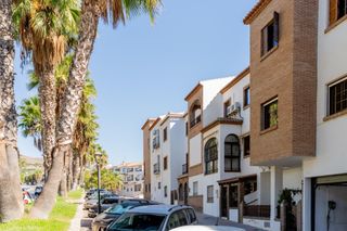 Maison  Avenida avenida ángel gijón díaz. Gran casa familiar de 3 plantas en ronda de poniente