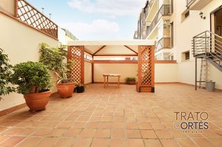 Pis  Carrer d'enric prat de la riba. Vivienda con terraza en núcleo de hospitalet