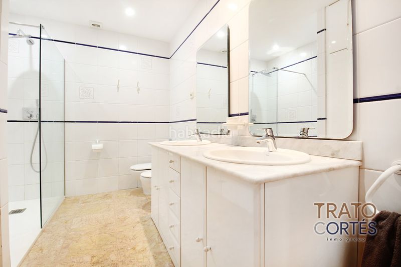 Foto cc96c82e-b1ef-41f3-9f6d-7b4b1b8bc6f7. Casa aparellada a plaça magdalena trias 10 a Centre-Estació Gavà