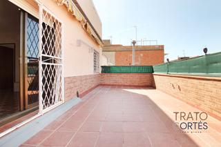 Duplex  Carrer del lliri. Planta con terraza, solo dos vecinos