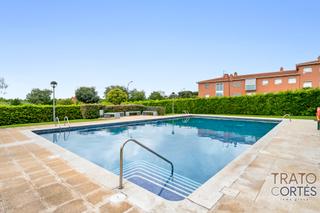 Appartement  Plaça de celdoni vilà i torroja. Piso con zonas comunes, piscina, pádel y parking incluido